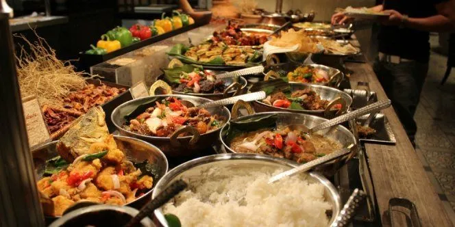 Bukannya Sombong, Tapi Karena 7 Alasan inilah Cowok Sering Males Datang ke Acara Bukber 11