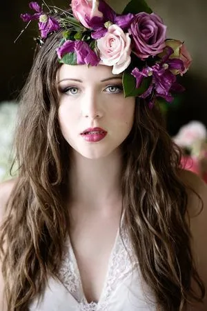 20 Inspirasi Mahkota Bunga atau Flower Crown Yang Cantique Untuk Hari Pernikahanmu 36