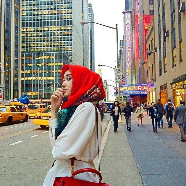 7 Tips Memilih Outfit Buat Ngampus dari Dian Pelangi. Simple dan Nyaman Itu Penting 14