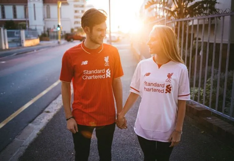 Untukmu Cewek yang Punya Pacar Penggemar Bola, Tak Ada Salahnya Memakai Jersey Kembaran. Yuk. 17