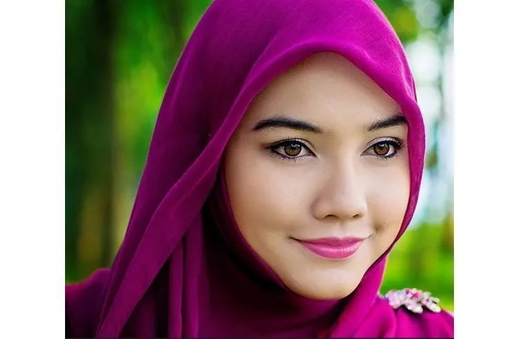 Biar Wajahmu Kelihatan Cerah Berseri, Coba Trik-trik Berhijab Ini! 18