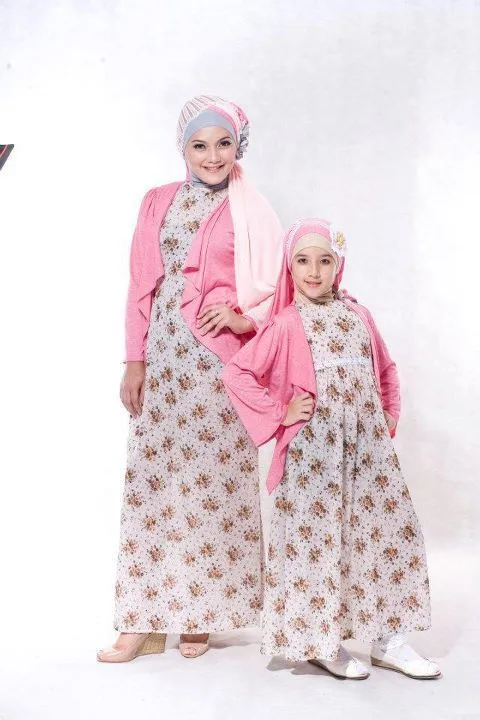 Punya Anak Perempuan Memang Masih Impian. Tapi Boleh Kok, Melihat 9 Inspirasi Baju Kembaran Ibu-Anak Ini 16