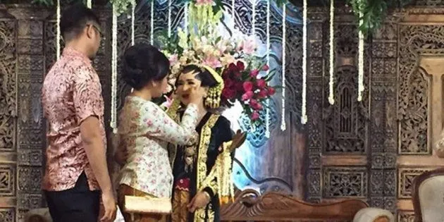 15 Foto Pelaminan yang Tak Pernah Terbayangkan di Mimpi-Mimpi Indah Kalian. Kocak :) 22