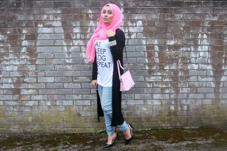 6 Macam Kaos Putih yang Semua Cewek Butuh. Simpel Adalah Koentji Ke Hati Para Pria! 11