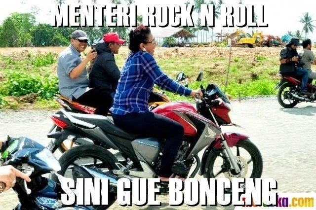 Ibu-Ibu Naik Motor di Jalan Tidak Akan Pernah Bisa Dilawan, 12 Meme Ini Buktinya! 13