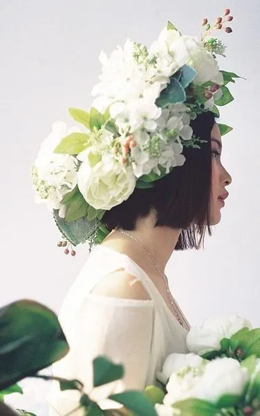 20 Inspirasi Mahkota Bunga atau Flower Crown Yang Cantique Untuk Hari Pernikahanmu 38