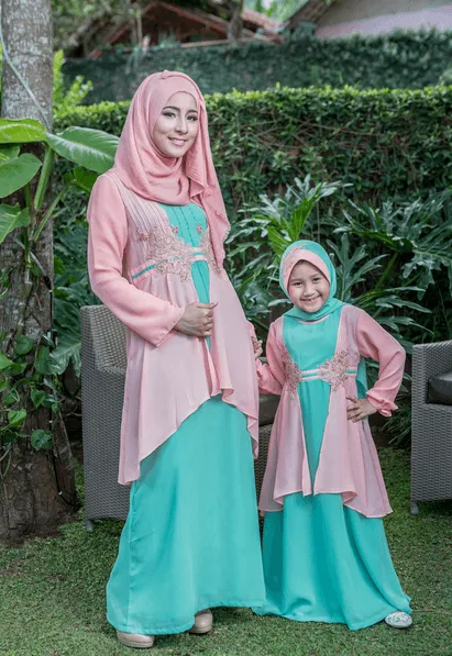 Punya Anak Perempuan Memang Masih Impian. Tapi Boleh Kok, Melihat 9 Inspirasi Baju Kembaran Ibu-Anak Ini 17