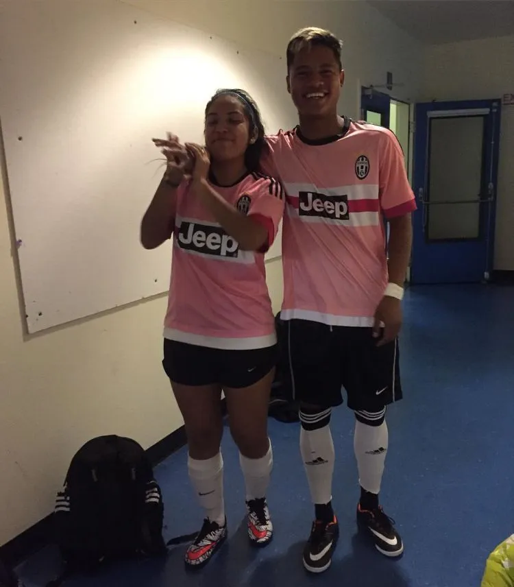 Untukmu Cewek yang Punya Pacar Penggemar Bola, Tak Ada Salahnya Memakai Jersey Kembaran. Yuk. 18