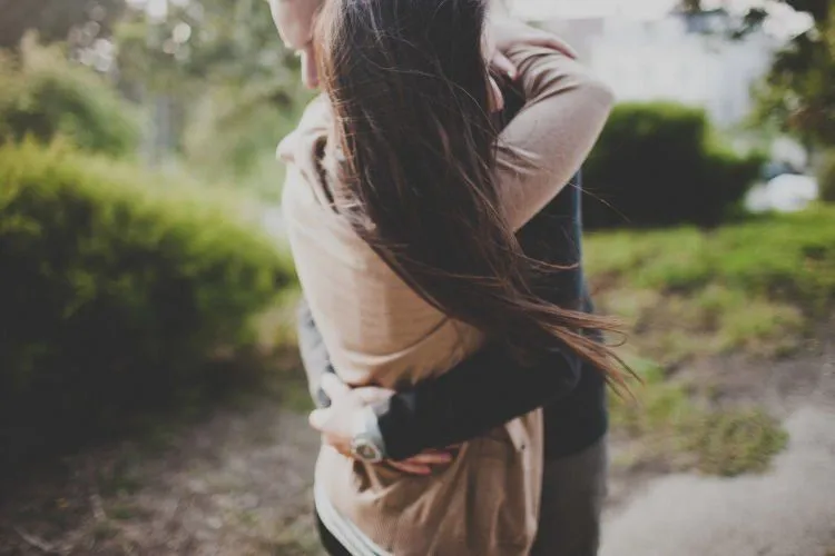 5 Kelebihan Cewek Introvert yang Sering Bikin Cowok Kagum. Malu-malu Tapi Gemesin 9