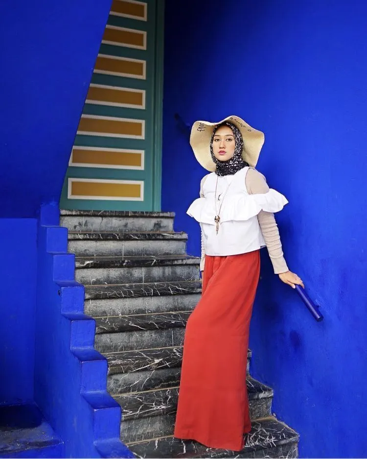 Intip Aksesoris Favoritnya Dian Pelangi, Yuk! Bisa Jadi Referensi Padupadan Tiap Hari 26