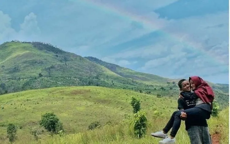 15 Potret Romantis Pasangan Pendaki yang Pamer Kemesraan. Bisa Bikin Kamu Baper Terus-terusan 24