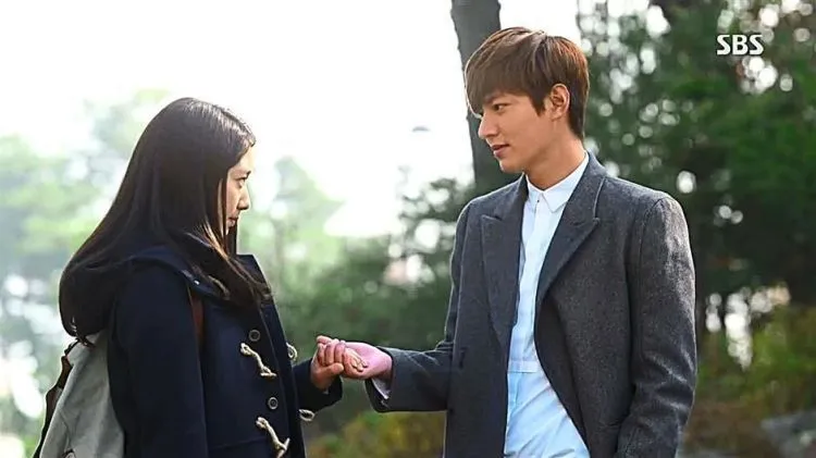 10 Ide Foto Prewedding dari Manisnya Adegan Drama Korea. Dijamin Kamu Senyum-senyum Ngelihatnya 17