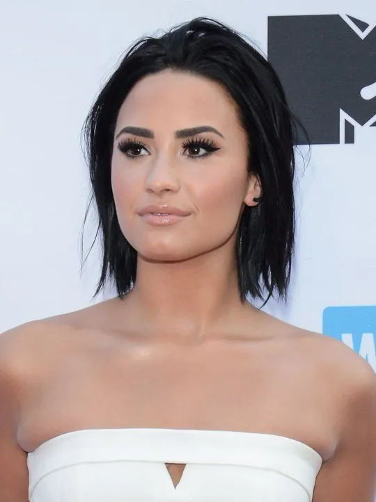 Masih Merasa Cantik Adalah yang Berambut Panjang? Lihat Dulu 12 Seleb dengan Rambut Bob Ini 15