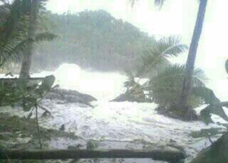 Pantai Selatan Jawa Lagi Diterjang Gelombang Pasang. Jangan Piknik Dulu ke Sana ya! 6