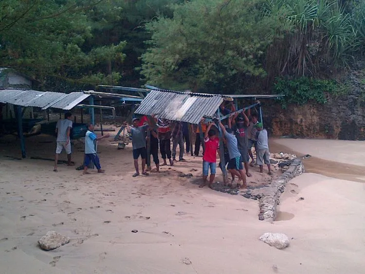 Pantai Selatan Jawa Lagi Diterjang Gelombang Pasang. Jangan Piknik Dulu ke Sana ya! 5