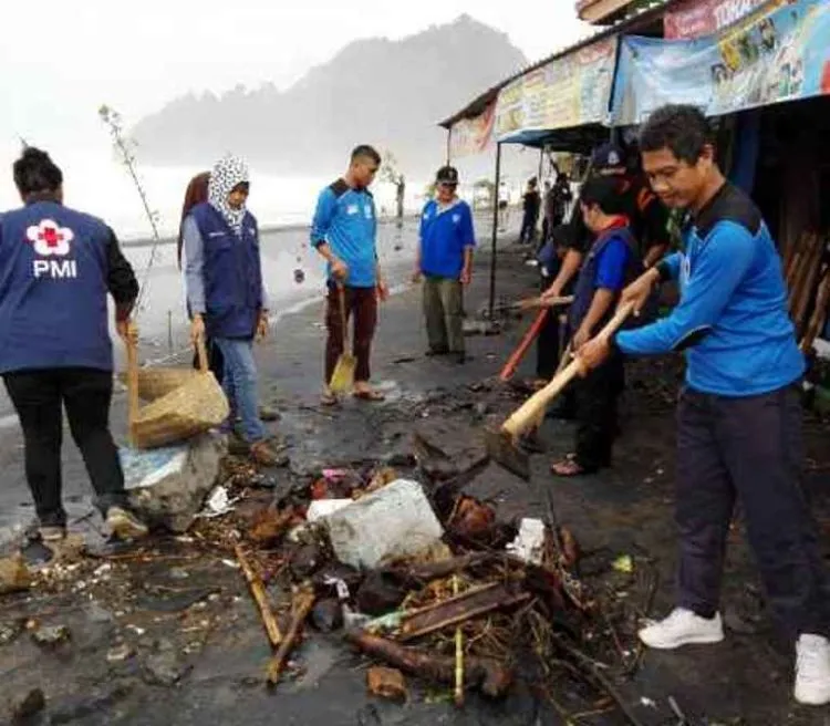 Pantai Selatan Jawa Lagi Diterjang Gelombang Pasang. Jangan Piknik Dulu ke Sana ya! 4