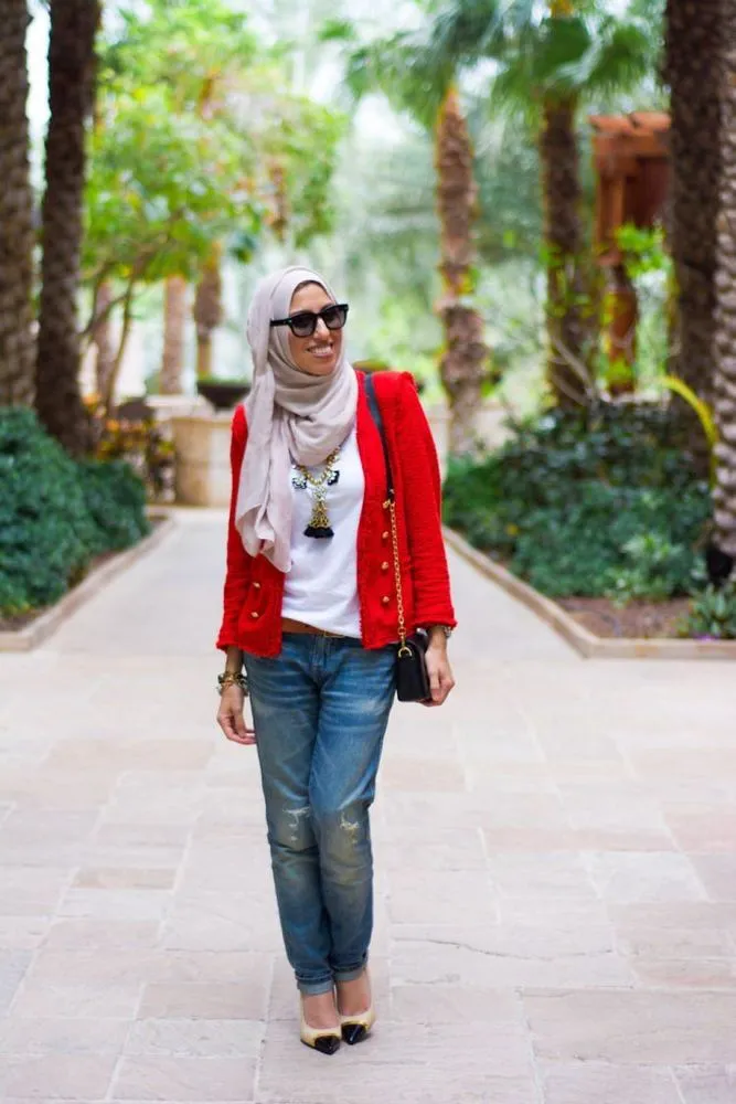10 Style Buatmu Cewek Berhijab yang Ingin Pakai Celana Tapi Ogah Ketat. Boyfriend Jeans Bisa Menjadi Pilihan Ciamik Lho! 17