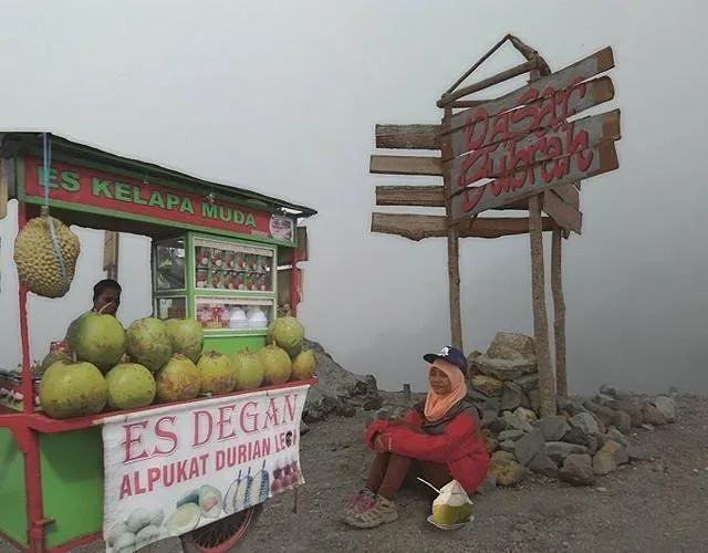 Kalau Gunung Sudah Rame Kaya Pasar, Bisnis Ini Bisa Kamu Buka Di Sana! Ngakak Pasti Deh Bacanya 13
