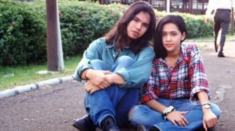 9 Istri Musisi Ini Bakalan Bikin Kamu Nyesel Dulu Nggak Belajar Main Musik 16