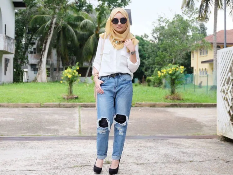 10 Style Buatmu Cewek Berhijab yang Ingin Pakai Celana Tapi Ogah Ketat. Boyfriend Jeans Bisa Menjadi Pilihan Ciamik Lho! 12