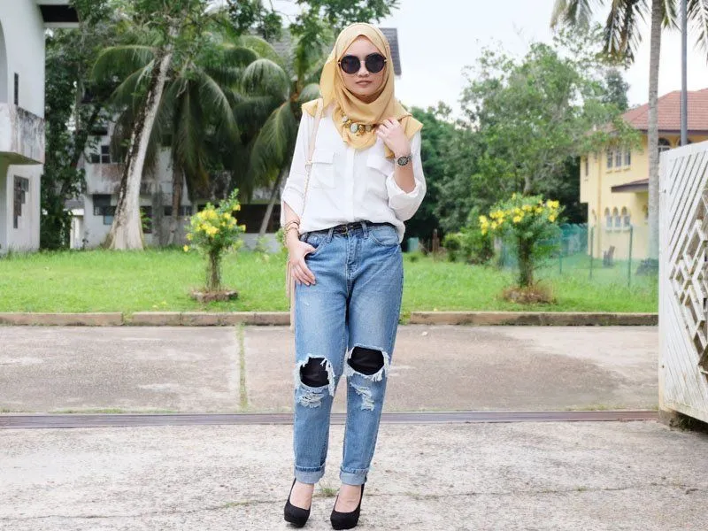 10 Style Buatmu Cewek Berhijab yang Ingin Pakai Celana Tapi Ogah Ketat. Boyfriend Jeans Bisa Menjadi Pilihan Ciamik Lho!