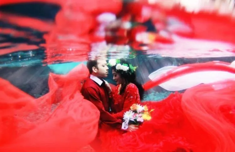 7 Inspirasi Foto Prewedding Underwater di Umbul Ponggok Klaten. Unik dan Antimainstream 8