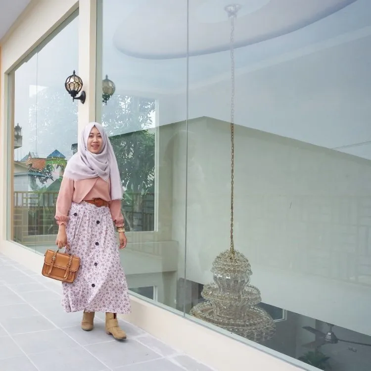 Supaya Auratmu Tertutup Sempurna, 10 Style Sepatu Boots Ini Bisa Kamu Terapkan 15