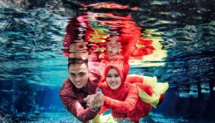 7 Inspirasi Foto Prewedding Underwater di Umbul Ponggok Klaten. Unik dan Antimainstream 9