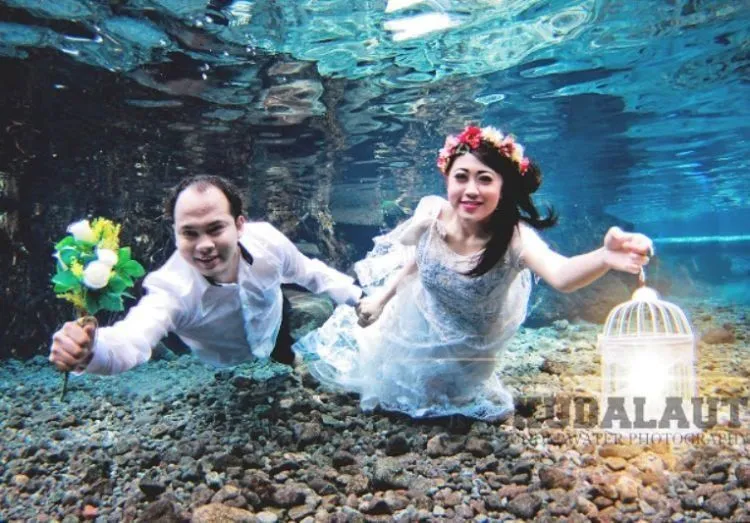 7 Inspirasi Foto Prewedding Underwater di Umbul Ponggok Klaten. Unik dan Antimainstream 10