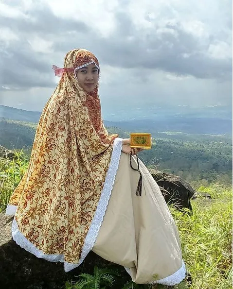 7 Tips Mendaki Gunung Pakai Rok dan Hijab Biar Kamu Makin Aman dan Nyaman! 13