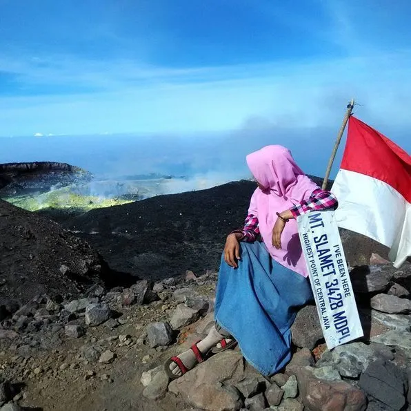 7 Tips Mendaki Gunung Pakai Rok dan Hijab Biar Kamu Makin Aman dan Nyaman! 8