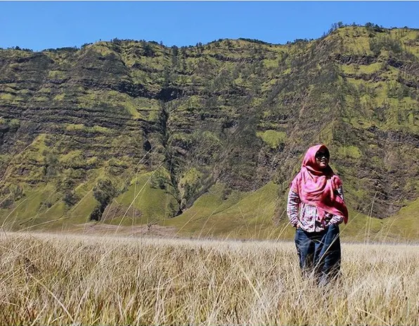 7 Tips Mendaki Gunung Pakai Rok dan Hijab Biar Kamu Makin Aman dan Nyaman! 10