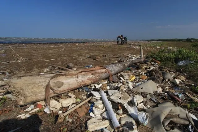Gara-gara Kita, Pantai Yang Dulu Indah Kini Jadi Tercemar Sampah dan Limbah! Sedih Rasanya :( 20