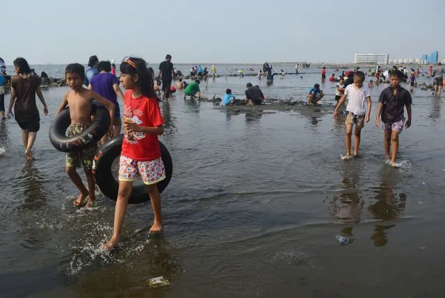 Gara-gara Kita, Pantai Yang Dulu Indah Kini Jadi Tercemar Sampah dan Limbah! Sedih Rasanya :( 23