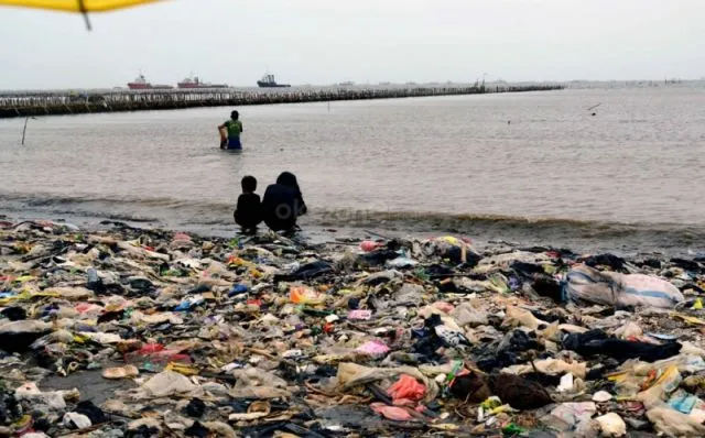 Gara-gara Kita, Pantai Yang Dulu Indah Kini Jadi Tercemar Sampah dan Limbah! Sedih Rasanya :( 24