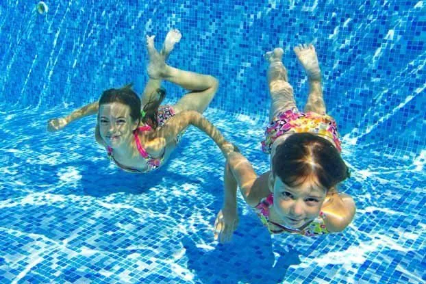 9 Cara Mudah Belajar Berenang Sendiri Tanpa Harus Les 14 belajar berenang
