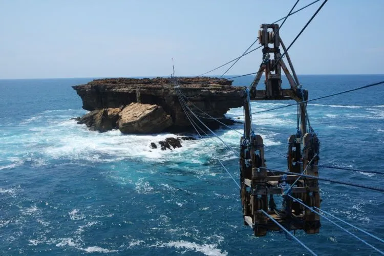 Kalau ke Jogja, Jangan Lupa Mampir Ke Pantai Timang. Biarkan Adrenalinmu Terpacu Di Atas Karang! 8