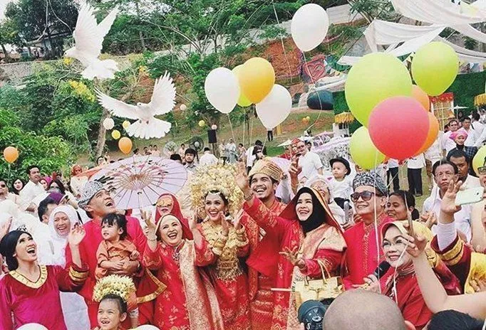 Bang, Nikah di Gedung Mahal Banget Lho! Yuk Nikahin Adek di Cuilan Surga Ini Aja Bang... 14