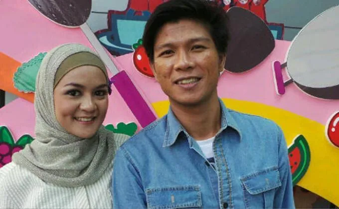 9 Istri Musisi Ini Bakalan Bikin Kamu Nyesel Dulu Nggak Belajar Main Musik 15