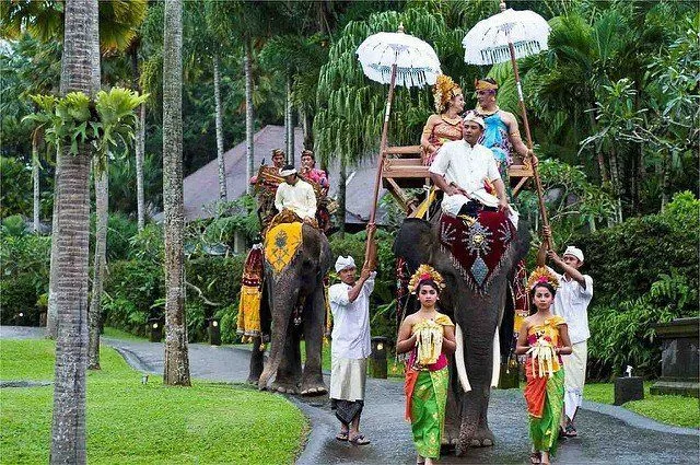 Bang, Nikah di Gedung Mahal Banget Lho! Yuk Nikahin Adek di Cuilan Surga Ini Aja Bang... 12