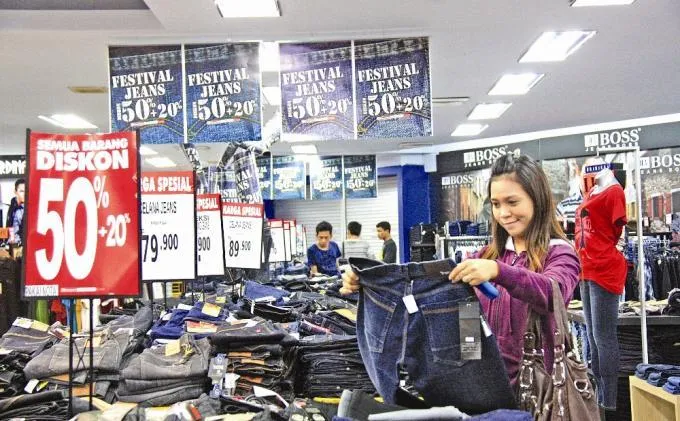 Ini 4 Perbedaan Gaya Belanja Cowok dan Cewek Pas Menjelang Lebaran. Cewek Emang Agak Aneh 7