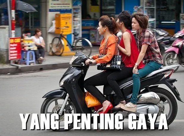 Ibu-Ibu Naik Motor di Jalan Tidak Akan Pernah Bisa Dilawan, 12 Meme Ini Buktinya! 15