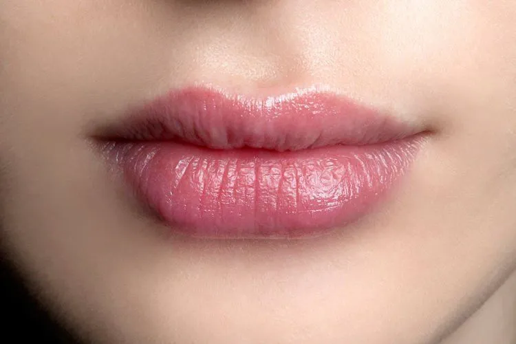 7 Warna Lipstick Ini Akan Buat Bibir Tebalmu Semakin Terlihat Menawan. Duh! 10