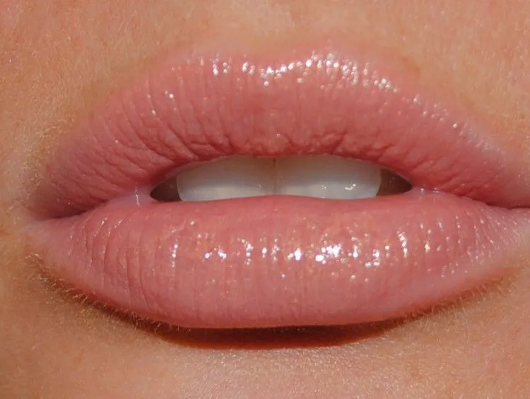 7 Warna Lipstick Ini Akan Buat Bibir Tebalmu Semakin Terlihat Menawan. Duh! 12