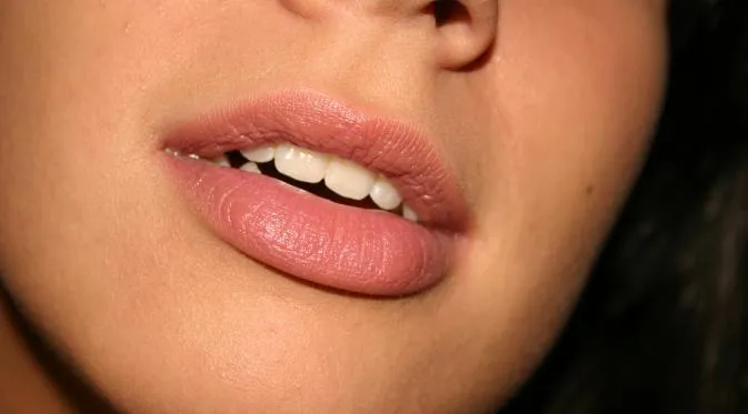 7 Warna Lipstick Ini Akan Buat Bibir Tebalmu Semakin Terlihat Menawan. Duh! 13