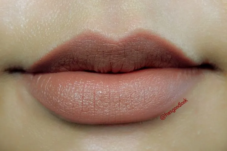 7 Warna Lipstick Ini Akan Buat Bibir Tebalmu Semakin Terlihat Menawan. Duh! 14