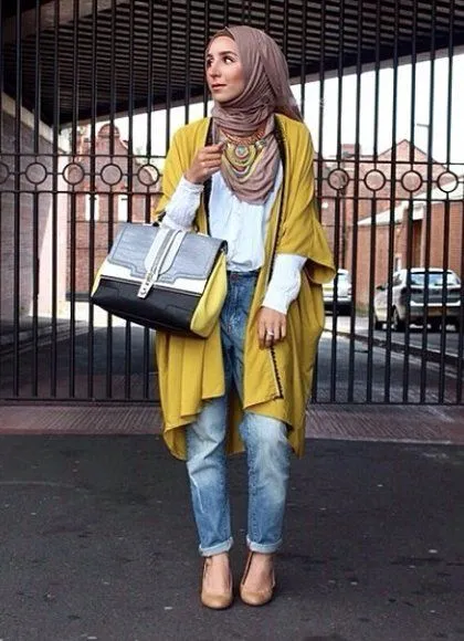 10 Style Buatmu Cewek Berhijab yang Ingin Pakai Celana Tapi Ogah Ketat. Boyfriend Jeans Bisa Menjadi Pilihan Ciamik Lho! 16