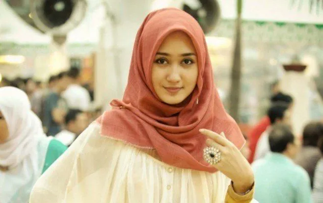8 Gaya Hijab Polos VS Motif. Mana yang Cocok Dipakai Saat Kamu Ingin Tampil Kasual? 23