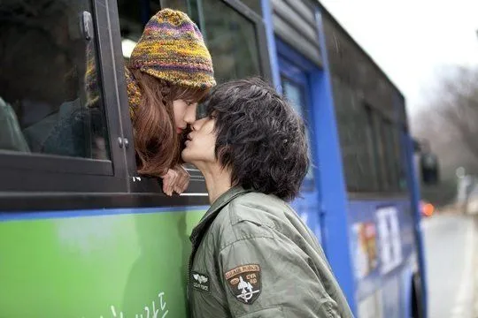 10 Ide Foto Prewedding dari Manisnya Adegan Drama Korea. Dijamin Kamu Senyum-senyum Ngelihatnya 20