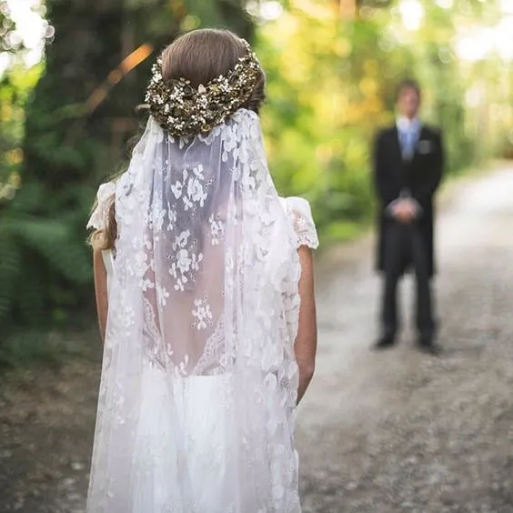 20 Inspirasi Mahkota Bunga atau Flower Crown Yang Cantique Untuk Hari Pernikahanmu 42
